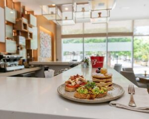 Cinco formas de celebrar sin prisa en AC by Marriott Santa Marta