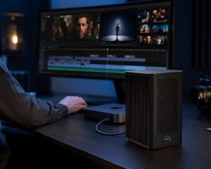 OWC Express 4M2 Ultra conectado a una estación de edición de video 12K mediante Thunderbolt 5.