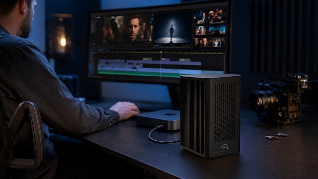 OWC Express 4M2 Ultra conectado a una estación de edición de video 12K mediante Thunderbolt 5.